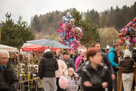 Črna nedelja na Ravnah znova združila tradicijo, kulinariko in živahno dogajanje (10)